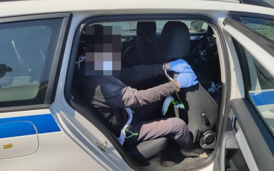 FOTO: Mladík utekl z výchovného ústavu, strážníci ho vypátrali ve squatu u nádraží. Skončil v poutech