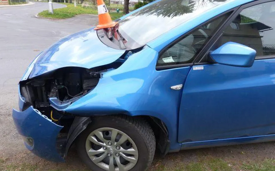 Řidič nedal přednost jinému vozidlu. Škoda na automobilech je 185 tisíc korun