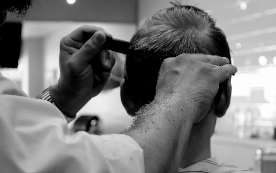 Kadeřnice a barber shopy v pondělí otevírají, stříhání ve štítech je děsí