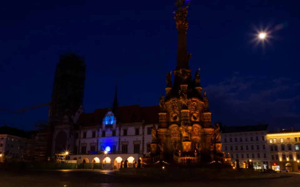 FOTO: Radnice a Trojice se oděly do modré. Barva připomíná Světový den plicní hypertenze