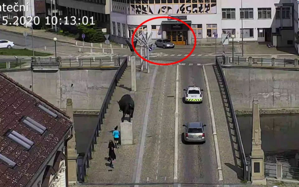 VIDEO: Řidička to přehnala s couváním a narazila do zdi hospody. Její manévr zaznamenala kamera