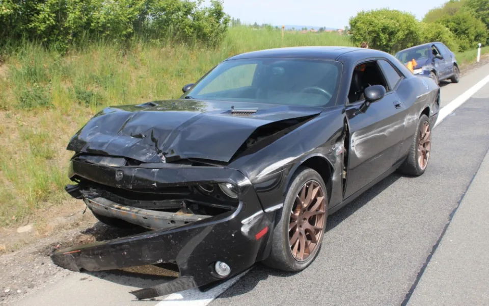 FOTO: Řidič ve sporťáku narazil na dálnici do dvou aut, škoda se vyšplhala na téměř půl milionu