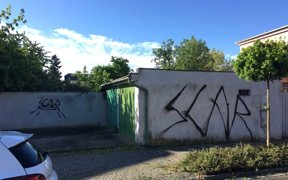 FOTO: Neznámý vandal posprejoval v Hodolanech několik domů. Hrozí mu rok vězení