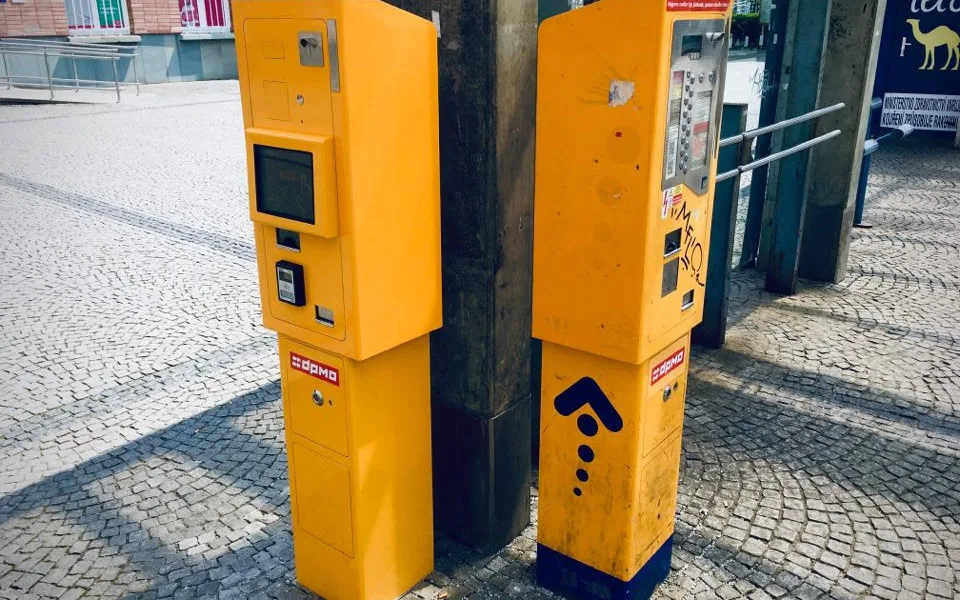 Nové automaty na jízdenky přijímají karty. První dva dopravní podnik umístil na nádraží