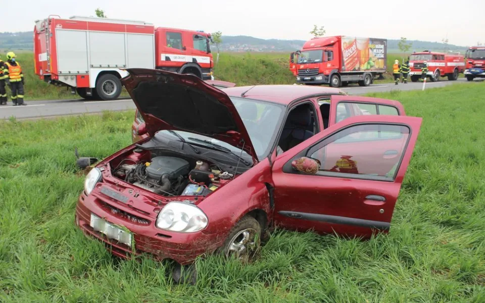 FOTO: Senior nezvládl řízení a s autem skončil v poli. Zranil sebe i spolujezdkyni