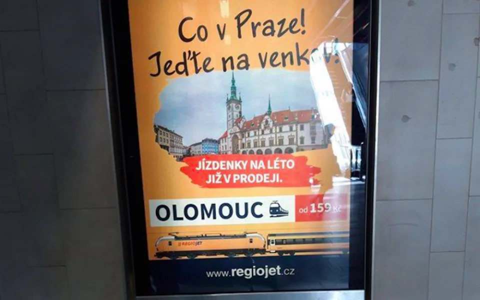Co v Praze? Jeďte na venkov! Dopravce nabízí jízdenky do Olomouce kontroverzní kampaní