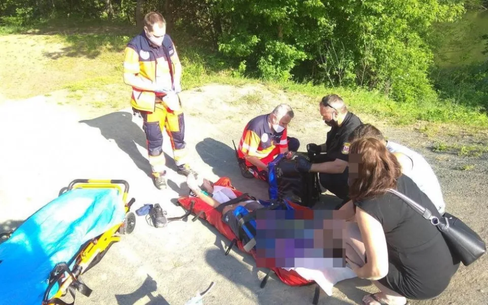 Strážníci poskytli první pomoc chlapci, který si po pádu z kola ošklivě zlomil obě ruce