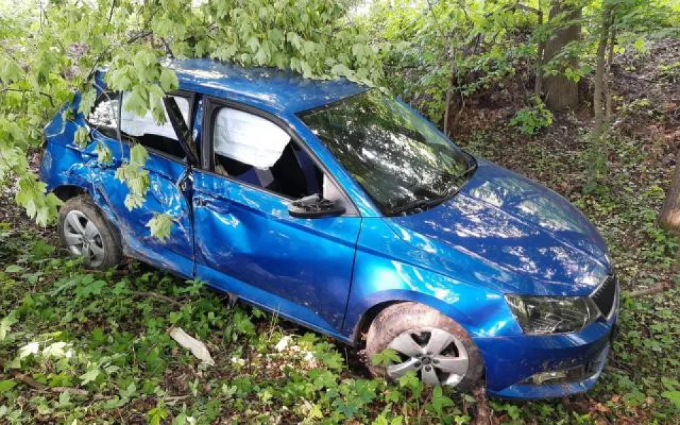 FOTO: Mladík si od mámy vzal auto bez jejího vědomí. Jízdu ukončil v lese
