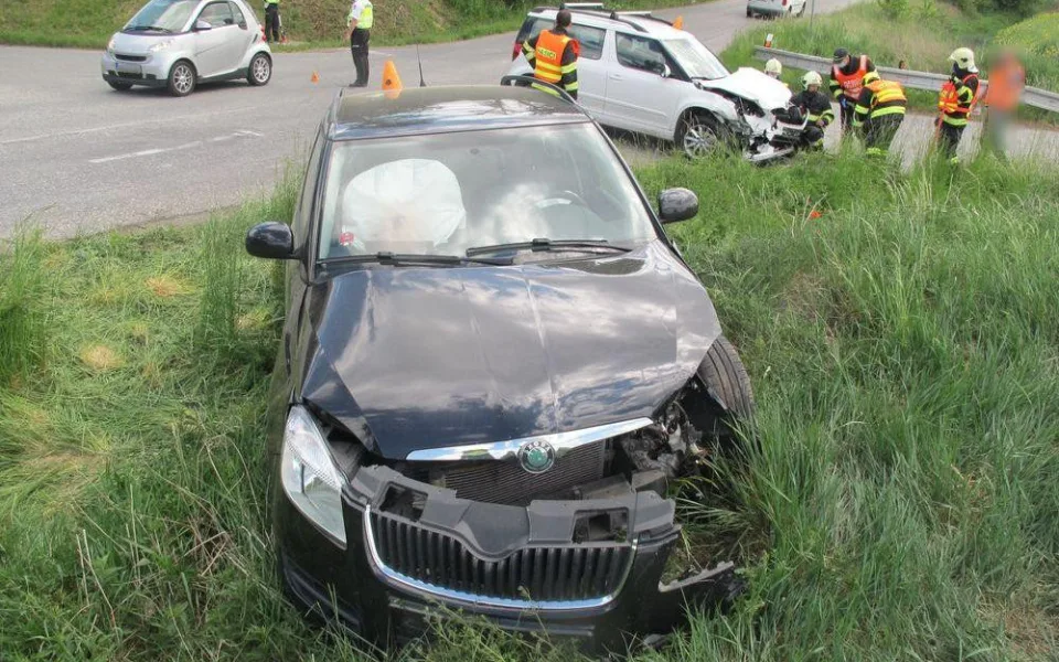 Řidič nezastavil na stopce a smetl auto na hlavní. Posádku převezli do nemocnice