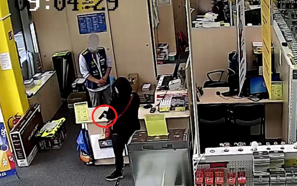 VIDEO: Žena přepadla elektro s airsoftovou pistolí. Odešla s nepořízenou