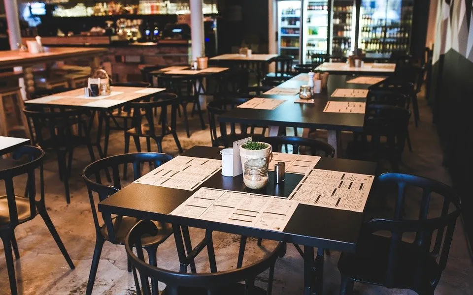 Lidé mohou od pondělí do restaurací a hospod, některá omezení ale dál platí