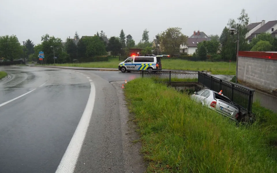 FOTO: Řidiče přepadla únava. S Octavií skončil v příkopu