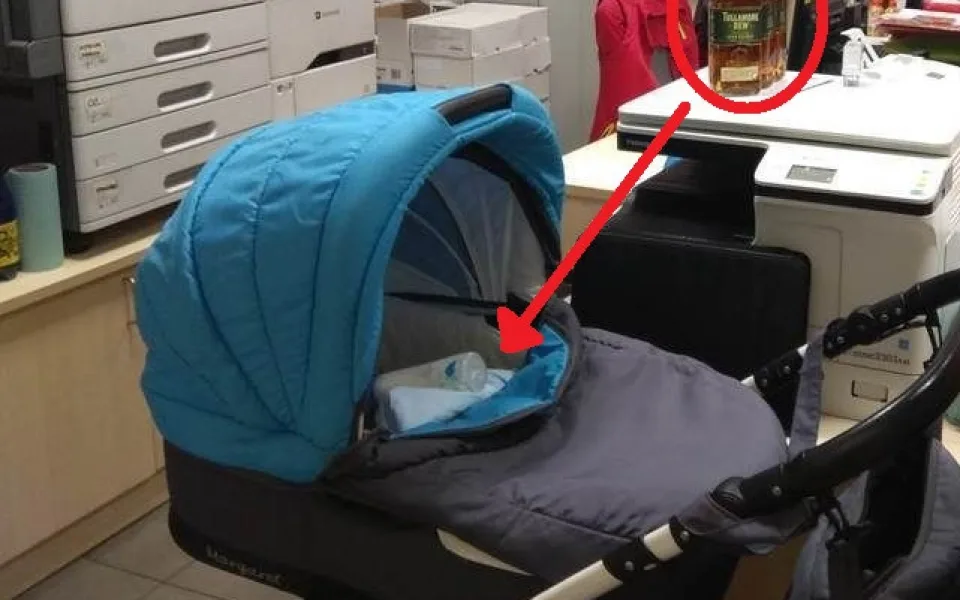 Matka zlodějka obskládala dítě v kočárku lahvemi s alkoholem