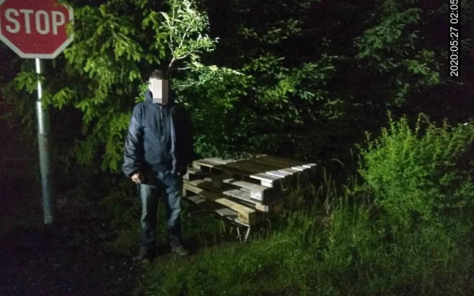 Muž kradl palety a stavební kolečka. Před policií skočil do křoví
