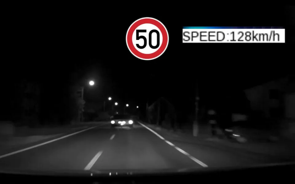 VIDEO: Řidič Audi ujížděl policistům téměř 30 kilometrů. Zastavil ho až zátaras