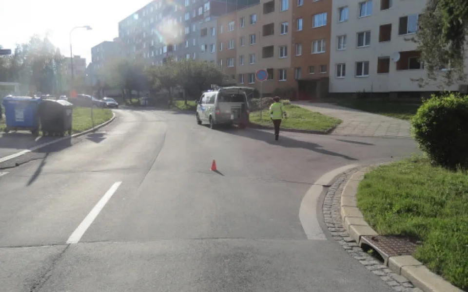 Mladík se zalekl auta přijíždějícího na křižovatku. Společně s motorkou skončil na zemi