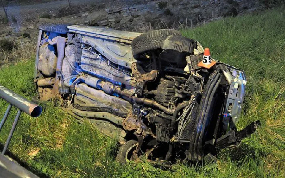 FOTO: Automobil spadl z mostu a skončil převrácený na boku