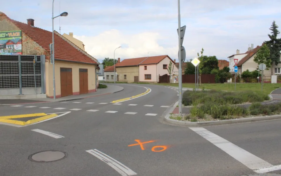 Řidička Toyoty nedala přednost cyklistovi. Na ošetření byl převezen do nemocnice