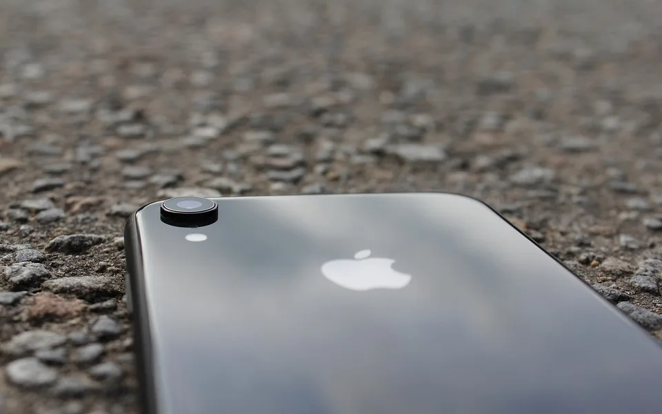 Muž chtěl koupit přes internet iPhone XR za 14 tisíc. Peníze poslal, mobil po sedmi měsících nemá