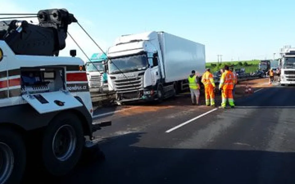 FOTO: Nehoda kamionu ráno zablokovala dálnici D46, už se jezdí jedním pruhem