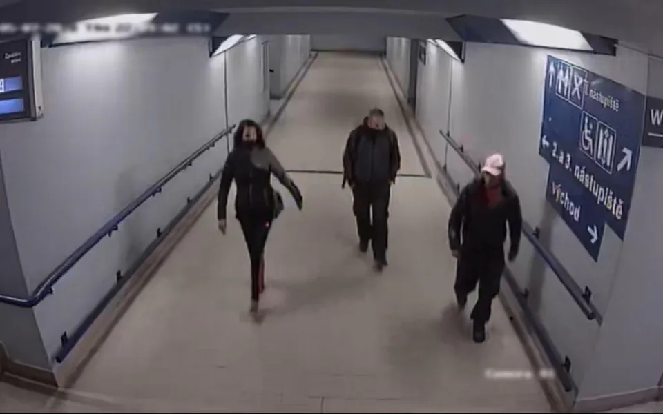 Poznáváte tyto osoby? Zavolejte na policii
