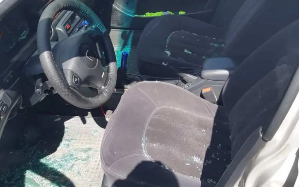 Agresivní řidič neúspěšně předjížděl přes plnou čáru. Auto před sebou poté zablokoval a běsnil dál