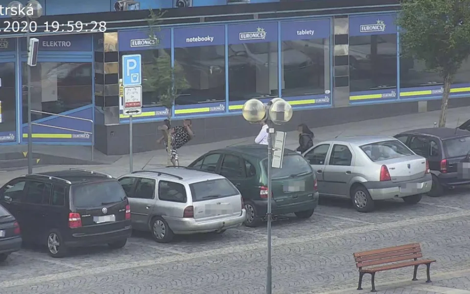 Mladíci si na náměstí hráli na karatisty. Před zraky kamer kopali do stromu
