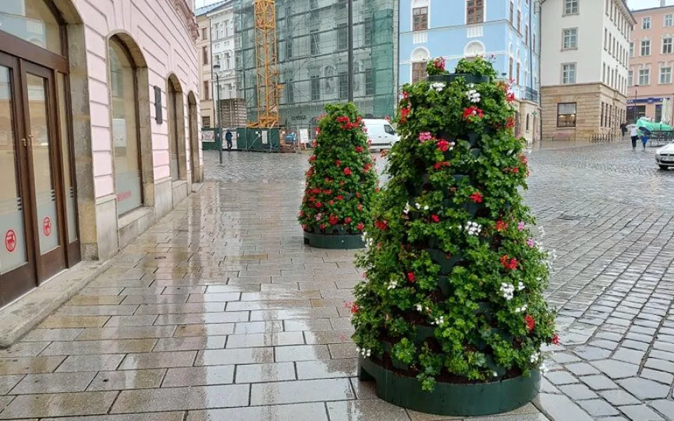 Květinové pyramidy už jsou k vidění na Horním náměstí.