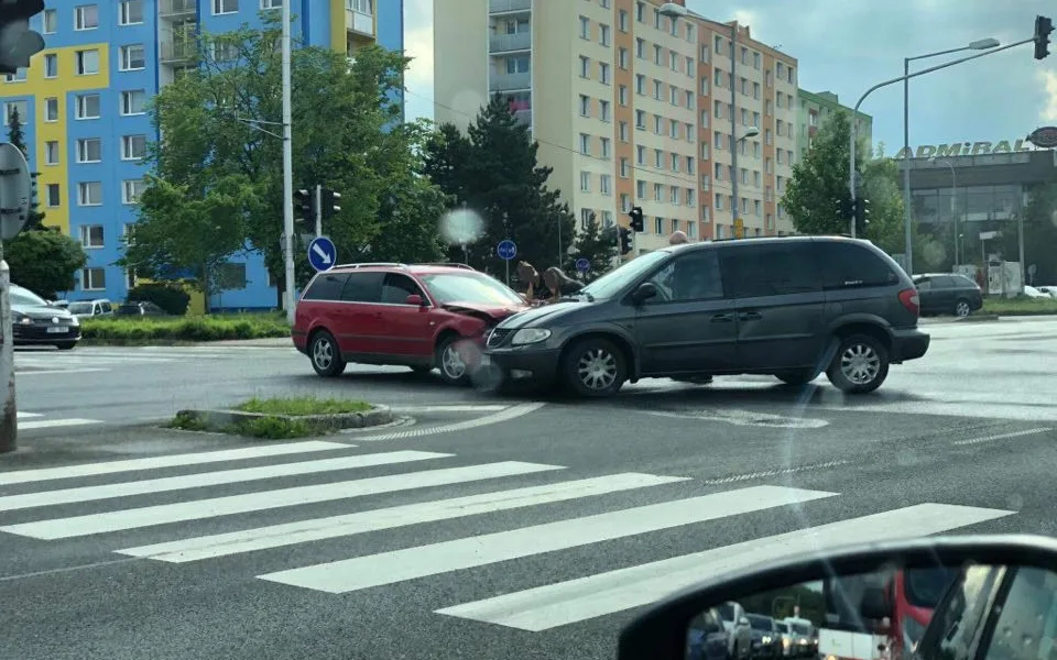 AKTUÁLNĚ: Křižovatku na Velkomoravské blokuje dopravní nehoda dvou aut