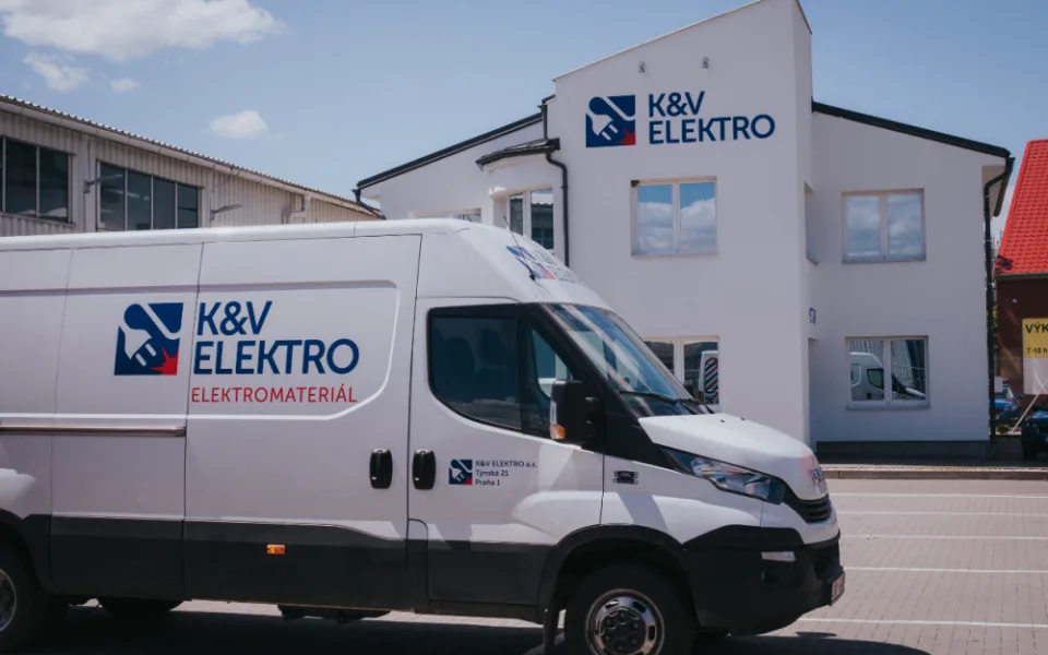 První prodejna K&amp;V ELEKTRO na Moravě slaví první rok fungování. Ke každému nákupu nabízí LED žárovku zdarma
