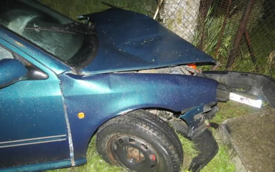 Opilý muž boural do sloupu, ale policistům namísto nehody nahlásil krádež auta