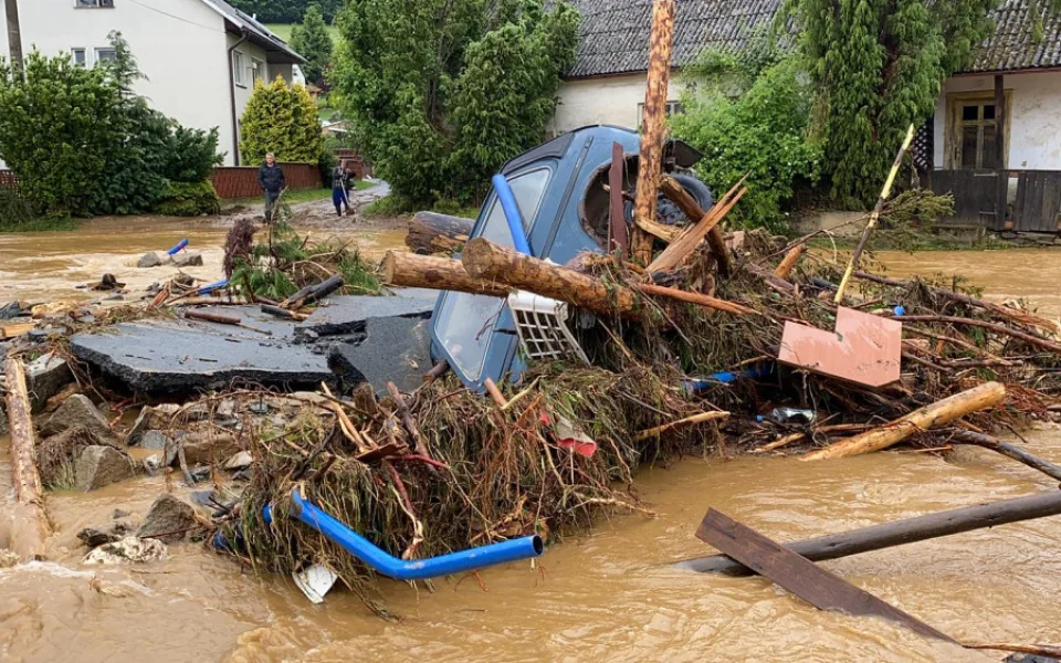 FOTO: Následky bleskových povodní odstraňuje na Olomoucku 160 hasičů