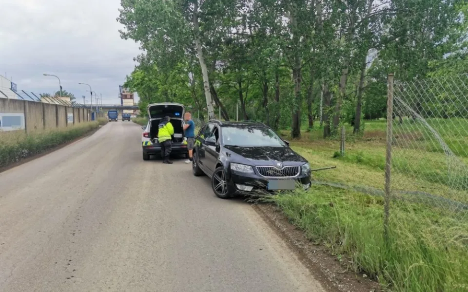 Řidič kličkoval na silnici zleva doprava, skončil v plotu. Strážníci mu naměřili téměř dvě promile