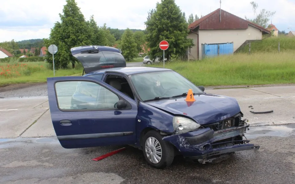 Řidička nezastavila na stopce a vjela na hlavní. Z boku nabourala do dalšího auta.