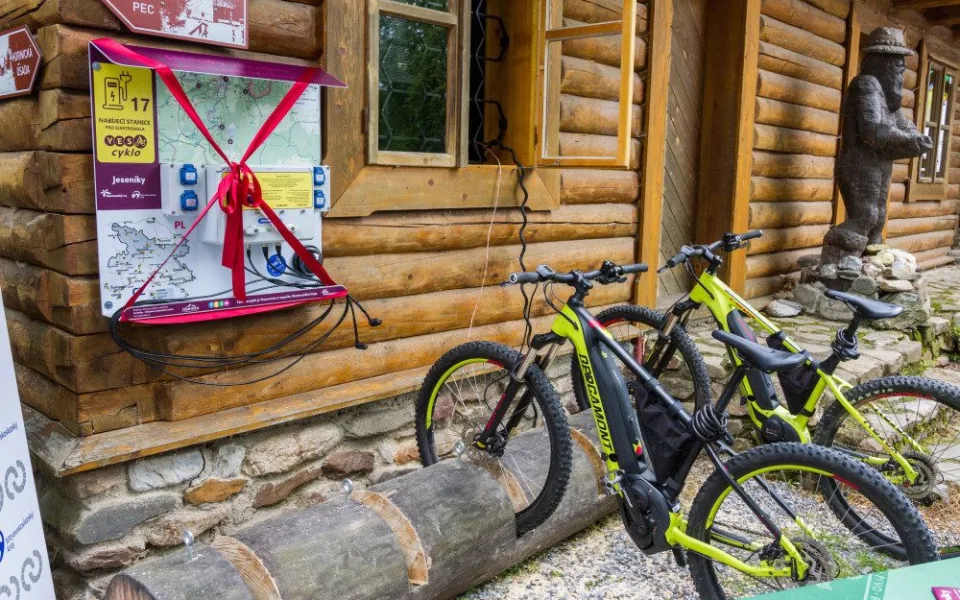 Unikátní síť nabíječek na elektrokola pomůže prozkoumat zapomenutá místa Jeseníků