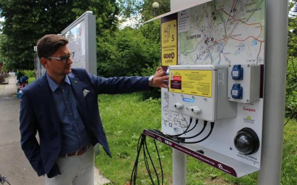 V Šumperku přibyla nabíjecí stanice pro elektrokola. Jejich síť se bude rozrůstat