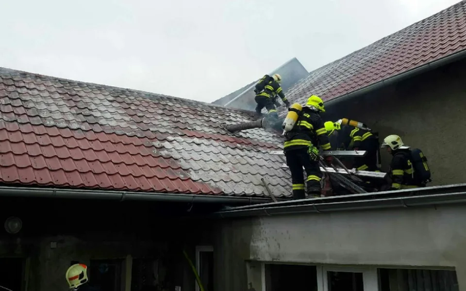 Policisté evakuovali invalidního seniora z hořícího domu