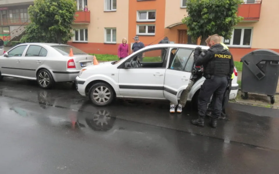 Řidič po osmi pivech naboural dvě auta při parkování. S policisty se pak chtěl prát