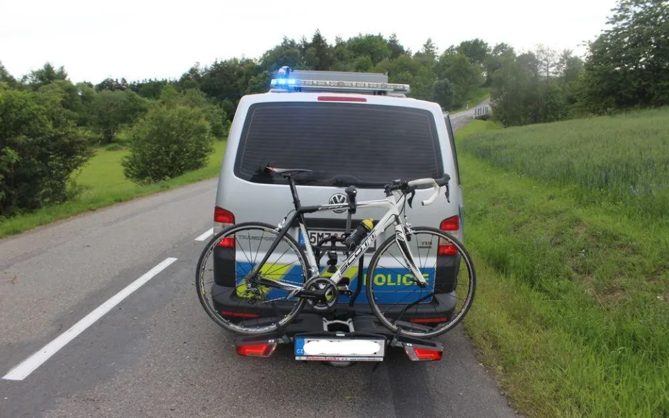 Muž havaroval v místě prudkého klesání.