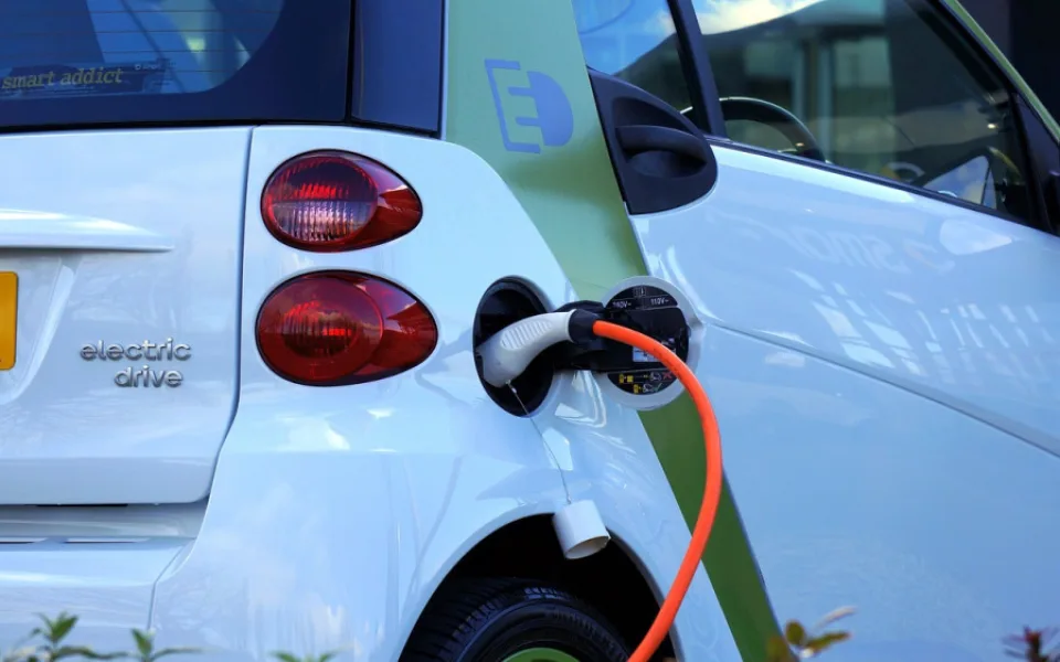 Město chce jít příkladem. Primátor bude jezdit elektromobilem