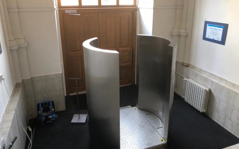 Na přerovské Vysoké škole logistiky instalovali desinfekční bránu