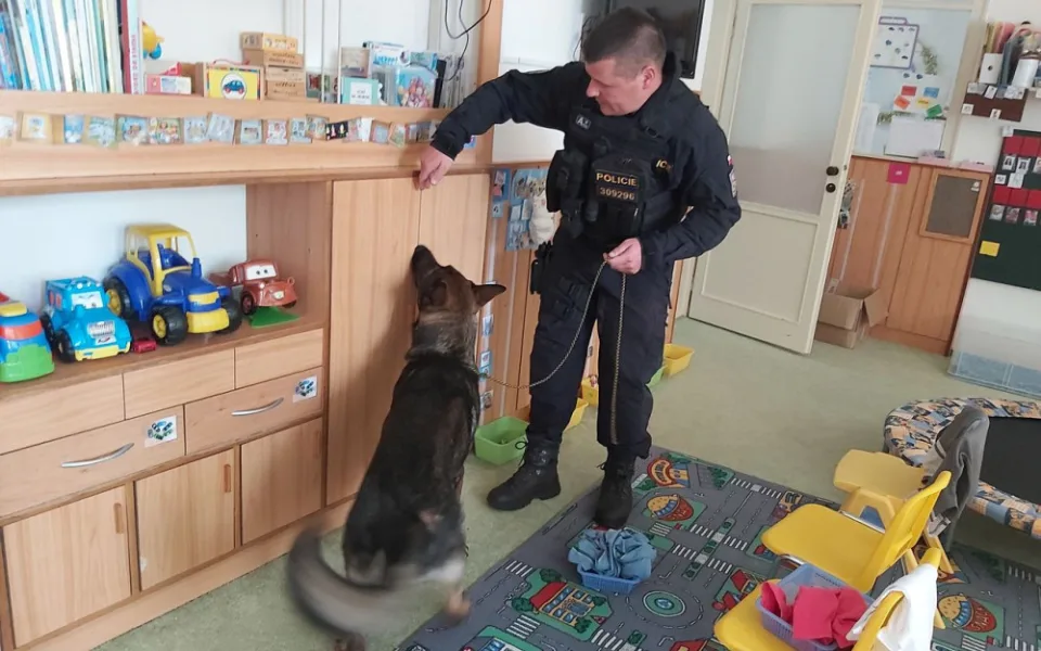 FOTO: Policie musela nechat vyklidit celou školu i školku. Někdo nahlásil, že vyletí do povětří