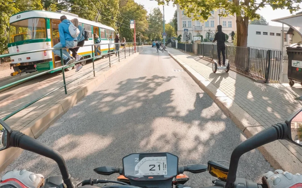 Vznikají nové video pomůcky a animace sloužící pro odhalování rizik při jízdě na motocyklu v silničním provozu