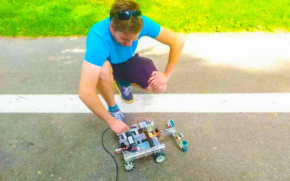 Roboti budou soutěžit. Čeká je tuto sobotu 900 metrů dlouhá cesta v Bezručových sadech