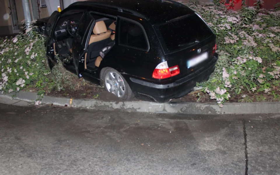 Opilý mladík v BMW nezvládl zatáčku u „Ušáku“ a skončil v záhonu vedle cesty. Nadýchal přes dvě promile