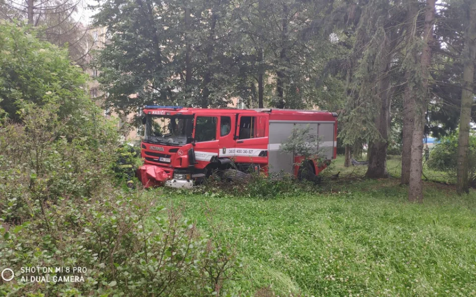 Při nehodě hasičské cisterny a osobního auta v Olomouci na Foerstrově ulici se zranili tři lidé