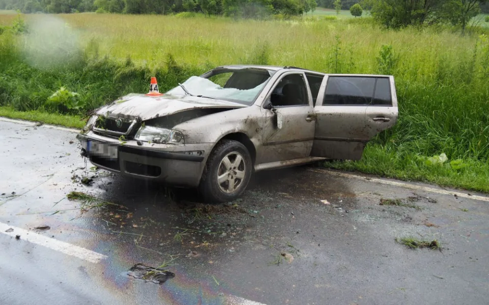 Řidič Octavie nezvládl v zatáčce rychlost a přes střechu vletěl do příkopu. Z auta ho museli vystříhávat hasiči