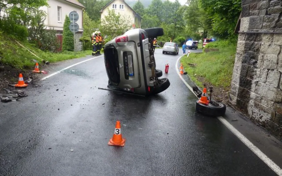 Senior nezvládl v rychlosti zatáčku a po nárazu do protijedoucího auta skončil na boku