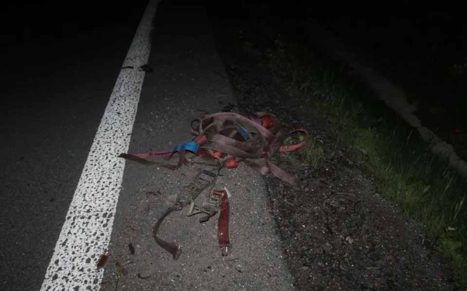 Ležící upínací pásy na dálnici poškodily sporťák a dva kamiony. Jednomu z nich prorazily nádrž