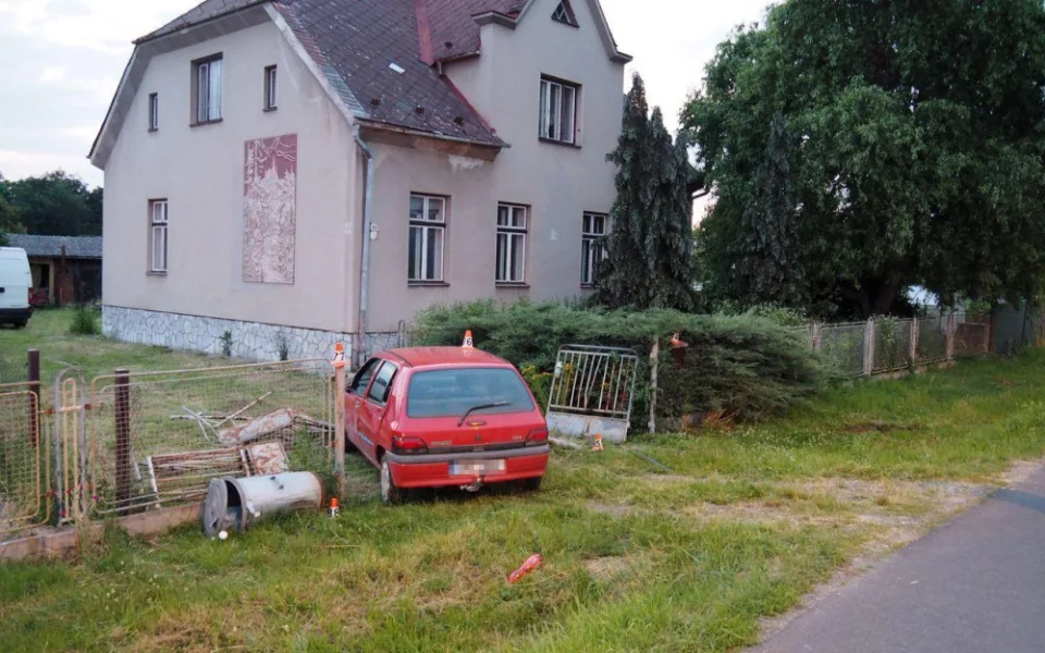 VIDEO: Zdrogovaný řidič se zákazem řízení ujížděl hlídce policistek. Zastavilo ho až oplocení domu